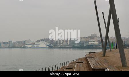 Vista dalla Duna di Zaera attraverso la baia con un traghetto Brittany Ferries nel porto vicino al centro artistico Botin Santander Cantabria Spagna Foto Stock