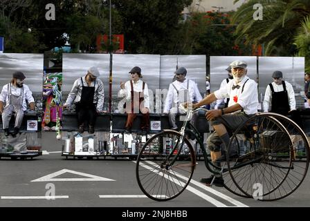 21 febbraio 2023, tenerife, Spagna: Coso in Carnevale a Santa Cruz de Tenerife con 9000 persone sfilata per le strade per 3 ore. (Credit Image: © Mercedes Menendez/Pacific Press via ZUMA Press Wire) SOLO PER USO EDITORIALE! Non per USO commerciale! Foto Stock