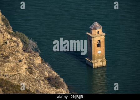 Il campanile di San Juan Evangelista e antichi resti del vecchio villaggio di Fayón visto dal punto di vista Ebro e l'eremo Pilar Aragona, Spagna Foto Stock