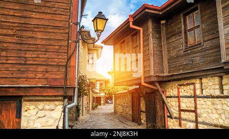 Paesaggio della città - veduta delle vecchie strade e case in stile balcanico, la città vecchia di Nesebar, nella provincia di Burgas sulla costa del Mar Nero della Bulgaria Foto Stock