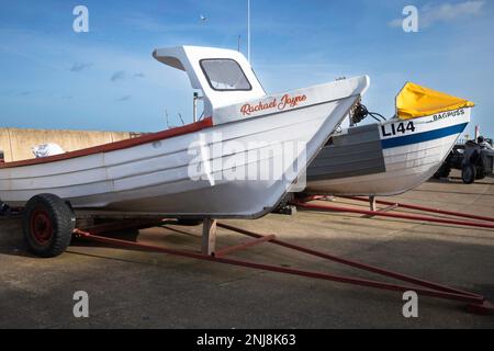 Barche da pesca Rachael Jayne e numero L144 Bagpuss parcheggiato sul lungomare a Redcar North Yorkshire Foto Stock