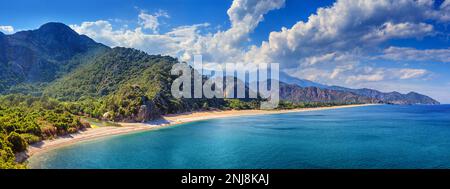 Estate mediterraneo paesaggio costiero - vista sulla spiaggia Cirali Olympos, vicino al villaggio turco di Cıralı, provincia di Antalya in Turchia Foto Stock