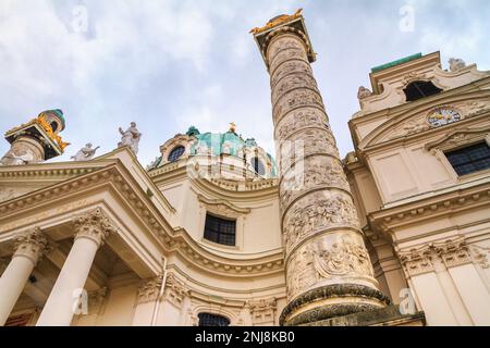 Panorama della città - vista dal basso della Karlskirche (Chiesa di San Carlo) situata sulla Karlsplatz a Vienna, Austria Foto Stock