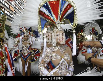 21 febbraio 2023, tenerife, Spagna: Coso in Carnevale a Santa Cruz de Tenerife con 9000 persone sfilata per le strade per 3 ore. (Credit Image: © Mercedes Menendez/Pacific Press via ZUMA Press Wire) SOLO PER USO EDITORIALE! Non per USO commerciale! Foto Stock