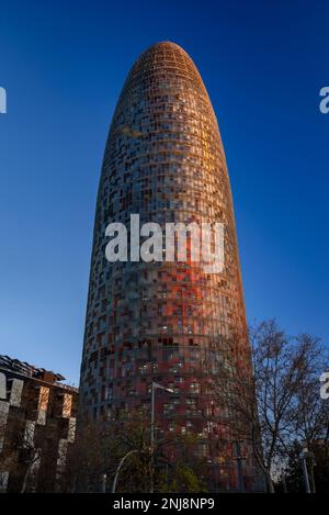 Torre Glòries (ex Agbar) al tramonto, visto da piazza Plaza de les Glòries (Barcellona, Catalogna, Spagna) ESP: Torre Glòries (antes Agbar) BCN Foto Stock