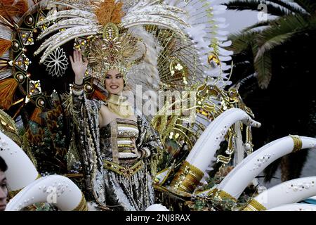 21 febbraio 2023, tenerife, Spagna: Coso in Carnevale a Santa Cruz de Tenerife con 9000 persone sfilata per le strade per 3 ore. (Credit Image: © Mercedes Menendez/Pacific Press via ZUMA Press Wire) SOLO PER USO EDITORIALE! Non per USO commerciale! Foto Stock