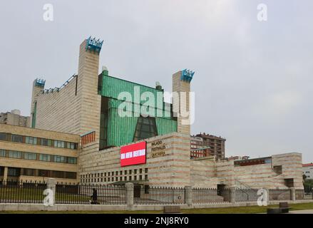 Festival Palace Palacio de Festivales Santander Cantabria Spagna edificio progettato per rappresentare una tigre che si stende sulla schiena con le gambe in aria Foto Stock