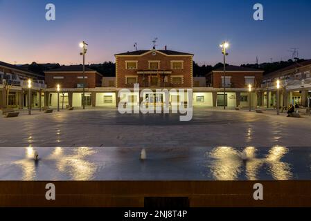 Crepuscolo e ora blu nella piazza del Municipio della nuova città di Mequinenza, Bajo Cinca, Saragozza, Aragona, Spagna ESP: Crepúsculo en Mequinenza Aragón Foto Stock