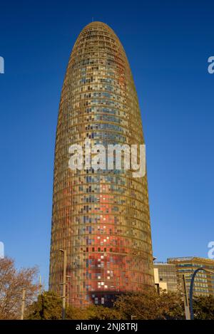 Torre Glòries (ex Agbar) al tramonto, visto da piazza Plaza de les Glòries (Barcellona, Catalogna, Spagna) ESP: Torre Glòries (antes Agbar) BCN Foto Stock