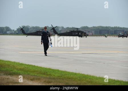 STATI UNITI Andrew Roelansky, capo equipaggio e 185th membro della Guardia d'onore della base aerea per il rifornimento di aria, cammina su una linea di volo presso la 185th Ala per il rifornimento di aria a Sioux City, Iowa, 6 agosto 2022. Roelansky era un membro della Guardia d'onore per una cerimonia di Cambio di comando. Foto Stock