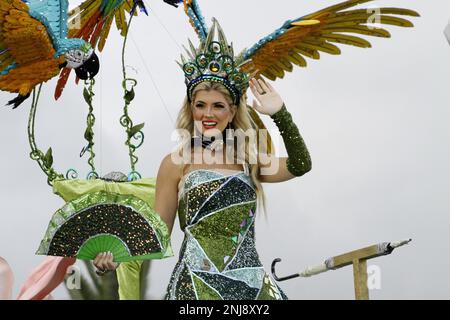 21 febbraio 2023, tenerife, Spagna: Coso in Carnevale a Santa Cruz de Tenerife con 9000 persone sfilata per le strade per 3 ore. (Credit Image: © Mercedes Menendez/Pacific Press via ZUMA Press Wire) SOLO PER USO EDITORIALE! Non per USO commerciale! Foto Stock