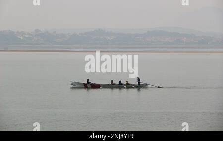 Un tradizionale addestramento della barca a remi della Cantabria trainera nella baia di Santander Cantabria Spagna Foto Stock