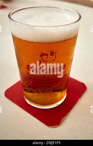 Piccolo bicchiere di birra cruzcampo Lanzarote, Isole Canarie, Spagna Foto Stock