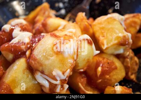 Piatto di patatas bravas patate a Lanzarote, Isole Canarie, Spagna Foto Stock