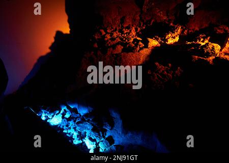 Dimostrazione del vulcano all'interno del parco nazionale di timanfaya Centro visitatori parque nacional timanfaya Lanzarote, Isole Canarie, Spagna Foto Stock