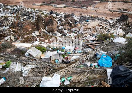 Rifiuti di ribaltamento gettati in cantiere vicino a uno sviluppo a Lanzarote, Isole Canarie, Spagna Foto Stock