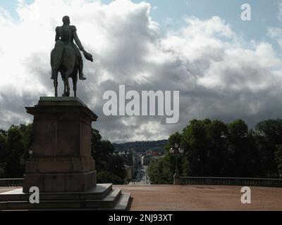 Karl Johans gt. E vista del Monumento Karl Johan dal Palazzo reale-Det kongelige slott, Oslo, Norvegia Europa Foto Stock