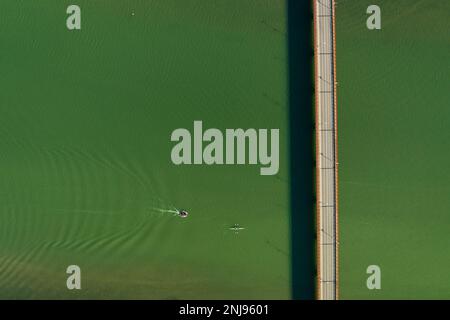 Veduta aerea del ponte sul fiume Segre a Mequinenza e kayak e barche a vela sul fiume (Bajo Cinca, Saragozza, Aragona, Spagna) Foto Stock