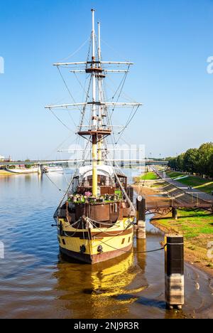 Veliky Novgorod, Russia - 27 agosto 2022: Vecchia nave a vela Ristorante Fregat Flagman sul fiume Volkhov in estate giorno di sole Foto Stock