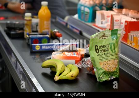 Cibo sul nastro trasportatore al checkout del supermercato, Lidl Foto Stock