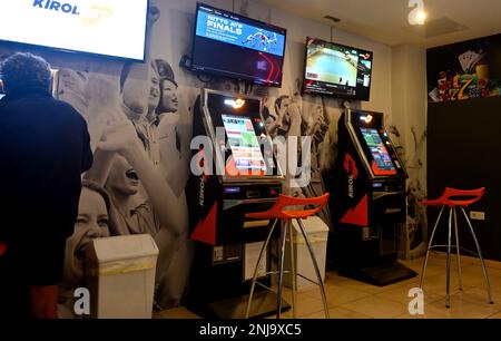 Slot machine in istituzione gioco d'azzardo con spettacolo sportivo su TV, Sala de juego Las Vegas, Gran Canaria Foto Stock