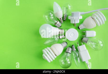 Un set di diversi tipi di lampade a LED isolate su sfondo verde. Lampadine a risparmio energetico, una torcia al centro Foto Stock