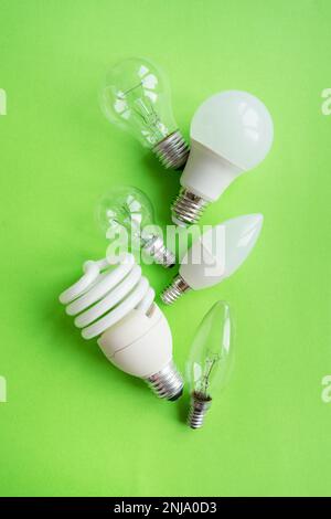 Un set di diversi tipi di lampade a LED isolate su sfondo verde. Lampadine a risparmio energetico Foto Stock