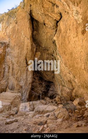 Grotta di Colomera, situata nel mezzo della gola del Mont-rebei, nella catena montuosa del Montsec (Pallars Jussà, Lleida, Catalogna, Spagna, Pirenei) Foto Stock