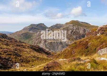 Guardando attraverso la valle di Cwmorthin verso la cava di ardesia in disuso di Wrysgan e dei Moelwyns, un luogo popolare per gli escursionisti da esplorare, Snowdonia Natia Foto Stock