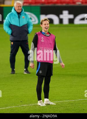 Il francese di Jong di Barcellona durante una sessione di allenamento a Old Trafford, Manchester. Data immagine: Mercoledì 22 febbraio 2023. Foto Stock