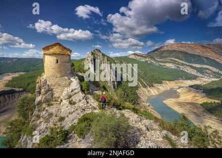 Eremo di la Pertusa su una scogliera sopra il bacino idrico di Canelles con pochissima acqua durante la siccità del 2022 (la Noguera, Lleida, Catalogna, Spagna) Foto Stock