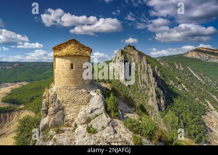 Eremo di la Pertusa su una scogliera sopra il bacino idrico di Canelles con pochissima acqua durante la siccità del 2022 (la Noguera, Lleida, Catalogna, Spagna) Foto Stock