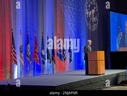 L'ex Segretario della Difesa Chuck Hagel si rivolge a una folla di oltre 750 persone durante il National Airborne Operation Center 60th Anniversary Gala a Omaha, Neb., 6 agosto 2022. In media, Hagel ha utilizzato la e-4B NAOC una volta al mese durante il suo periodo di SecDef durante l'incontro con dignitari e leader stranieri all'estero. Foto Stock