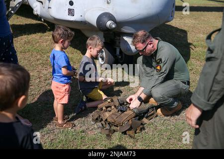 STATI UNITI Casey Funk, un pilota di Osprey MV-22 con Marine Medium Tiltrotor Squadron 268 Rein., Aviation Combat Element, Marine Rotational Force-Darwin (MRF-D) 22, mostra le attrezzature per bambini utilizzate dai piloti e dai capi equipaggio durante una fiera della carriera della Australian Defence Force (ADF) alla Royal Darwin Show Fairgrounds, Darwin, NT, Australia, Australia 6 agosto, 2022. Marines con MRF-D 22 ha partecipato all'esposizione professionale ospitata dall'ADF che ha avuto una serie di esposizioni, bancarelle, attività interattive e dimostrazioni. Foto Stock