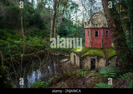 Antica casa d'anatra che assomiglia a una torre nella Valle dei Laghi e Fontana dei piccoli Uccelli nel Parco e Palazzo Nazionale di pena (Palacio de la pena), Sintra, P. Foto Stock