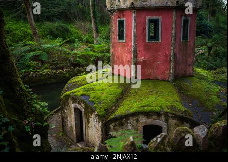 Antica casa d'anatra che assomiglia a una torre nella Valle dei Laghi e Fontana dei piccoli Uccelli nel Parco e Palazzo Nazionale di pena (Palacio de la pena), Sintra, P. Foto Stock