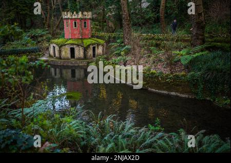 Antica casa d'anatra che assomiglia a una torre nella Valle dei Laghi e Fontana dei piccoli Uccelli nel Parco e Palazzo Nazionale di pena (Palacio de la pena), Sintra, P. Foto Stock