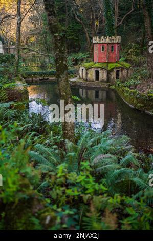 Antica casa d'anatra che assomiglia a una torre nella Valle dei Laghi e Fontana dei piccoli Uccelli nel Parco e Palazzo Nazionale di pena (Palacio de la pena), Sintra, P. Foto Stock