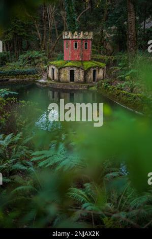 Antica casa d'anatra che assomiglia a una torre nella Valle dei Laghi e Fontana dei piccoli Uccelli nel Parco e Palazzo Nazionale di pena (Palacio de la pena), Sintra, P. Foto Stock