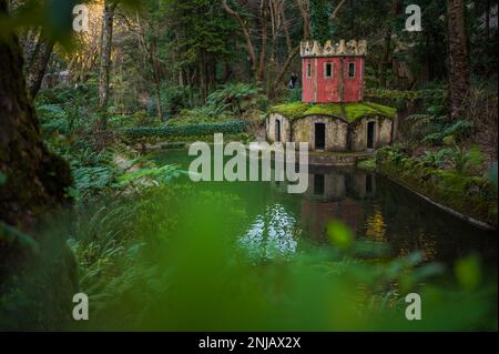 Antica casa d'anatra che assomiglia a una torre nella Valle dei Laghi e Fontana dei piccoli Uccelli nel Parco e Palazzo Nazionale di pena (Palacio de la pena), Sintra, P. Foto Stock