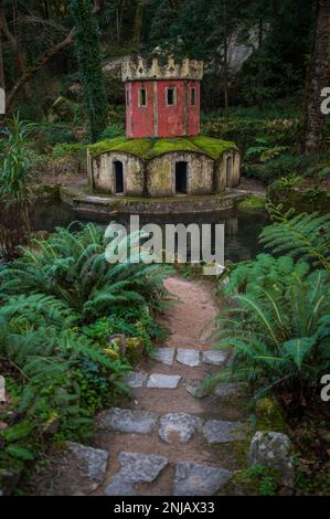 Antica casa d'anatra che assomiglia a una torre nella Valle dei Laghi e Fontana dei piccoli Uccelli nel Parco e Palazzo Nazionale di pena (Palacio de la pena), Sintra, P. Foto Stock