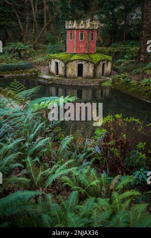 Antica casa d'anatra che assomiglia a una torre nella Valle dei Laghi e Fontana dei piccoli Uccelli nel Parco e Palazzo Nazionale di pena (Palacio de la pena), Sintra, P. Foto Stock