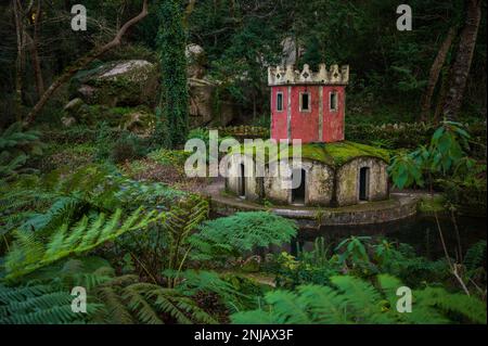 Antica casa d'anatra che assomiglia a una torre nella Valle dei Laghi e Fontana dei piccoli Uccelli nel Parco e Palazzo Nazionale di pena (Palacio de la pena), Sintra, P. Foto Stock