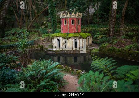 Antica casa d'anatra che assomiglia a una torre nella Valle dei Laghi e Fontana dei piccoli Uccelli nel Parco e Palazzo Nazionale di pena (Palacio de la pena), Sintra, P. Foto Stock