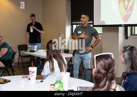 STATI UNITI Javon Franklin, reclutatore presso la Recruiting Station (RS) Richmond, 4th Marine Corps District, parla agli educatori locali durante il Simposio Influencer di RS Richmond il 6 agosto 2022, Richmond, Virginia. I sovrintendenti, i membri del consiglio scolastico, gli insegnanti e il personale dei media di tutta Richmond, Virginia, hanno avuto l’opportunità di incontrare la leadership di RS Richmond, conoscere meglio i percorsi e i benefici professionali del corpo dei Marine e entrare in contatto con altri influencer locali. Foto Stock