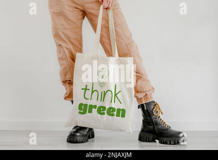 Ragazza con biancheria in cotone eco borsa con testo Foto Stock