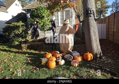 11-1-2022: Burlingame, California: Decorazioni di Halloween sulle strade Foto Stock