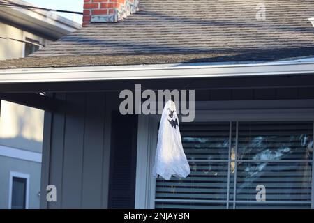 11-1-2022: Burlingame, California: Decorazioni di Halloween sulle strade Foto Stock