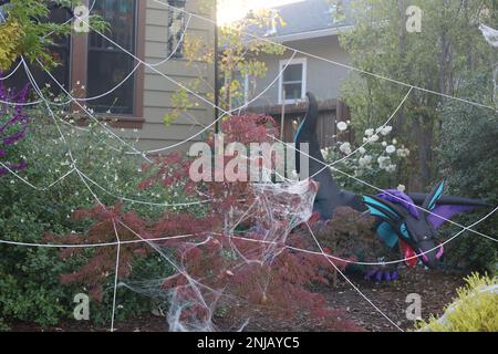 11-1-2022: Burlingame, California: Decorazioni di Halloween sulle strade Foto Stock