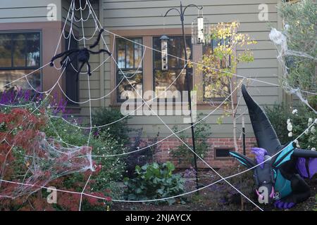 11-1-2022: Burlingame, California: Decorazioni di Halloween sulle strade Foto Stock